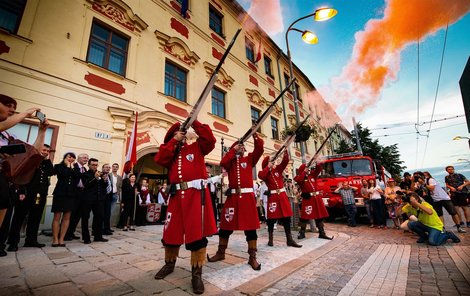 Jihlavská radnice si historické gardisty a dělostřelce zve na různé slavnostní akce.