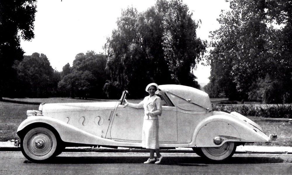 Kabriolet Delage D8-15 z roku 1935. Stylovou karoserii se zakrytými zadními koly vyrobila karosárna Letourneur and Marchand.