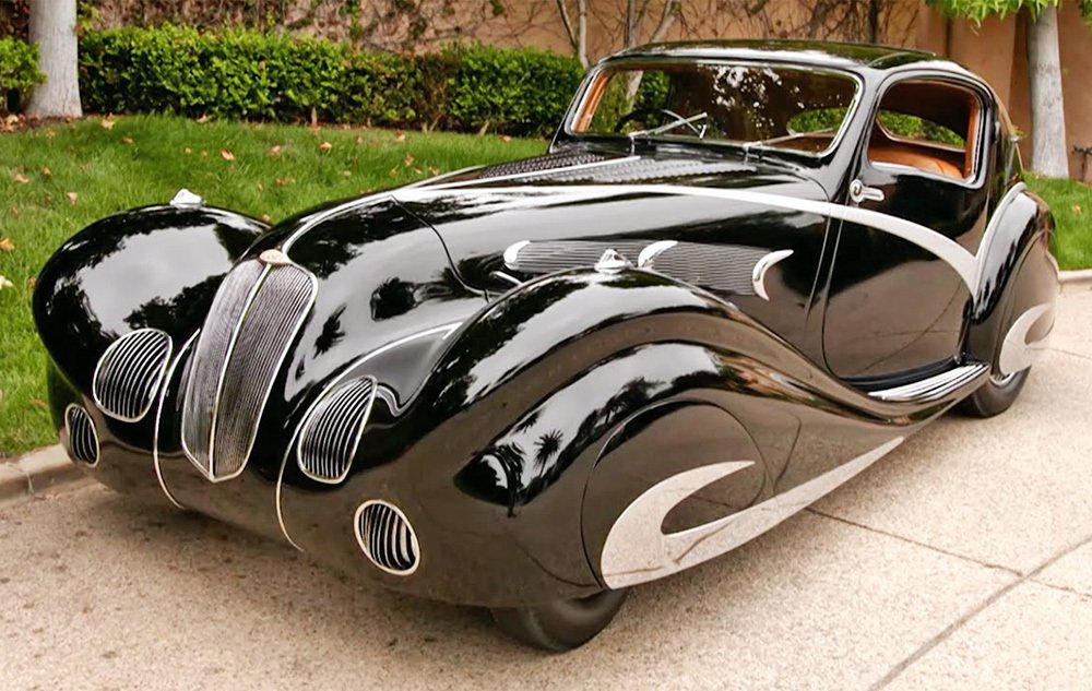 Už v roce 1936 se karosárna Figoni & Falaschi prezentovala roadsterem Delahaye 135 s širokými kapkovými blatníky a zcela zakrytými koly.
