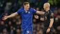 Liam Delap z Chelsea reaguje na rozhodčího