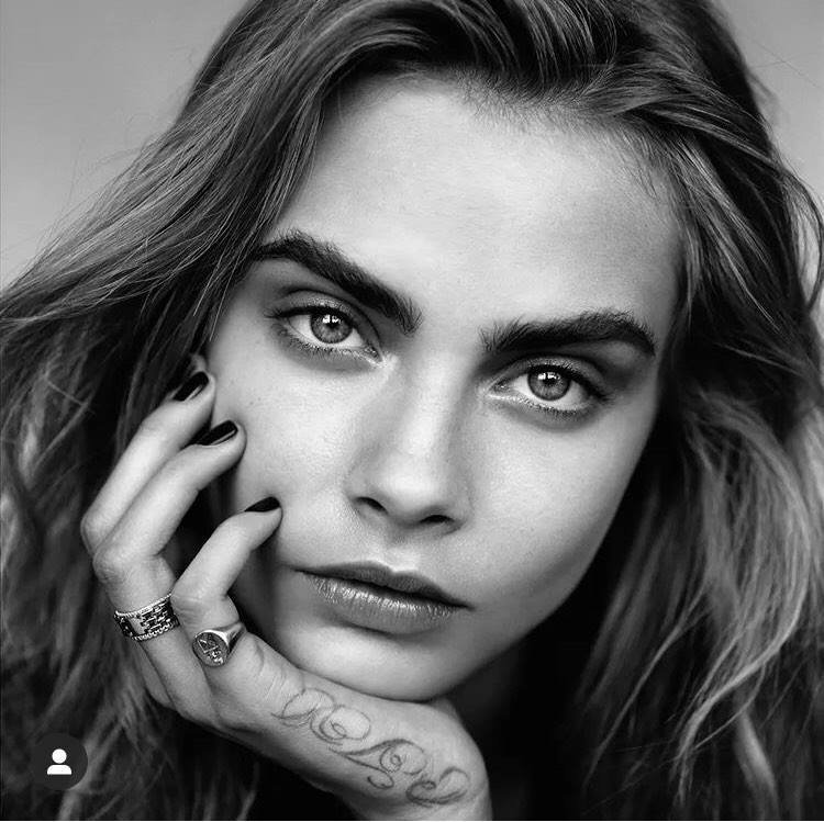 Modelka Cara Delevingne natáčí v Praze seriál.