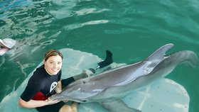 Nerozdělitelná dvojice: Oba si vzájemně pomáhají a dodávají si sílu. Byla to právě Maja, kdo učil delfína znovu plavat.