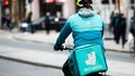 Kurýři Deliveroo v ulicích britských měst