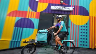 Uber chce rozvážet ještě více jídla, má zájem o britskou firmu Deliveroo