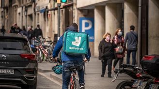 Deliveroo těsně před vstupem na burzu snížila své cíle. Bojkotu investorů se ale neobává