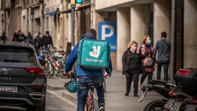 Kurýři Deliveroo v ulicích britských měst