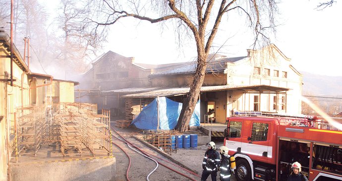 Na místě zasahovalo několik hasičských jednotek, oheň se rozšířil na celou továrnu