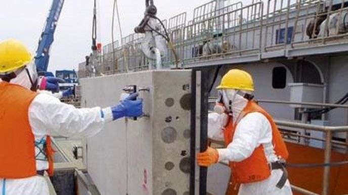 Dělníci ve Fukušimě instalují do moře betonové panely, které mají zabránit šíření radioaktivity v oceánu