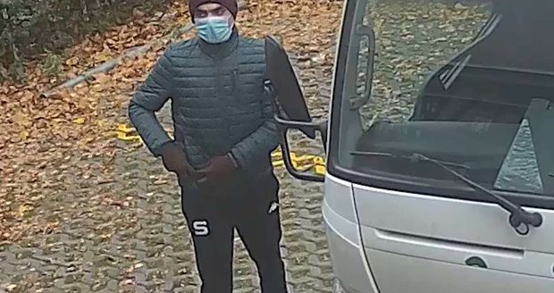 Drzý zloděj okradl řidiče nákladního auta, který zrovna vykládal náklad.