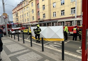 Vážná nehoda v Holešovicích. Tramvaj srazila muže, který uvízl pod soupravou. (24. únor 2023)