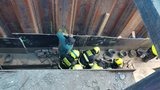 Dělník v Praze uvízl v tekutém betonu. Vyprostit ho museli hasiči