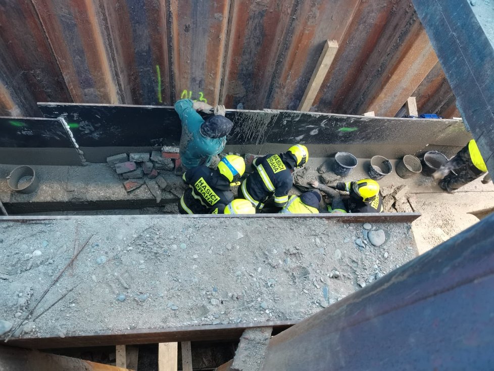 Pražští hasiči vyprošťovali dělníka, kterého uvěznil tekutý beton.