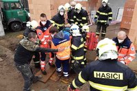 Dělník na stavbě propadl do sklepa: Zraněného museli hasiči vyprostit z třímetrové hloubky