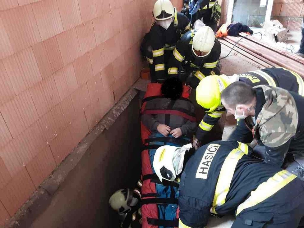 Dělník spadl do sklepa, zachraňovali ho hasiči.
