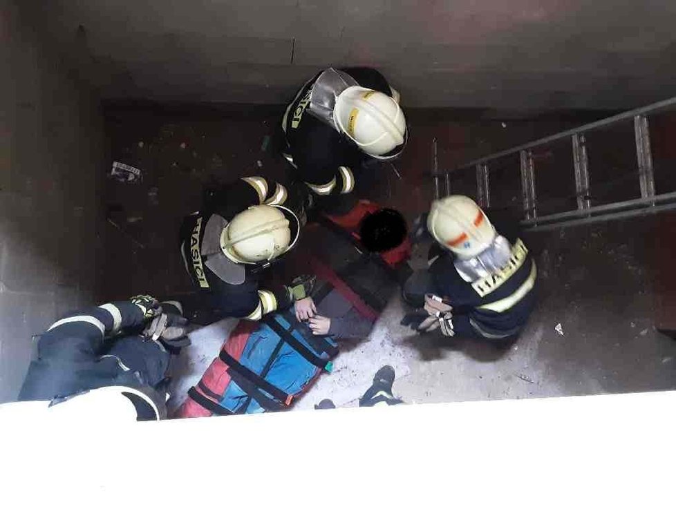 Dělník spadl do sklepa, zachraňovali ho hasiči.