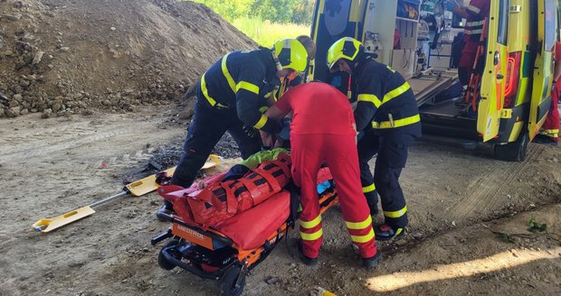 Dělník spadl z mostní konstrukce na dálnici u Bravantic, utrpěl těžká zranění.