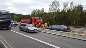 Auto při couvání přejelo dělníka, ten zraněním podlehl.