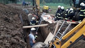 Dělníka na Klatovsku zavalila zemina: Kolegové mu vyhrabali hlavu, přesto zemřel