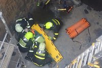 Dělník (56) se zřítil ze žebříku a spadl do jímky: Byl v bezvědomí, vynést ho museli hasiči