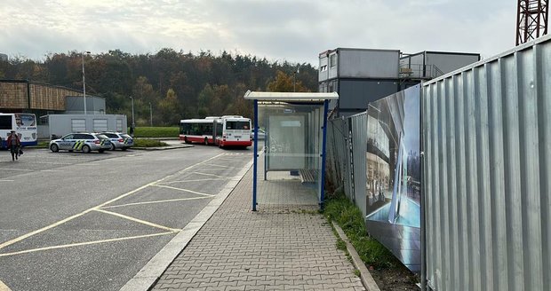 Muž se na stavbě v Roztylech zřítil z 6metrové výšky. (1. listopadu 2022)