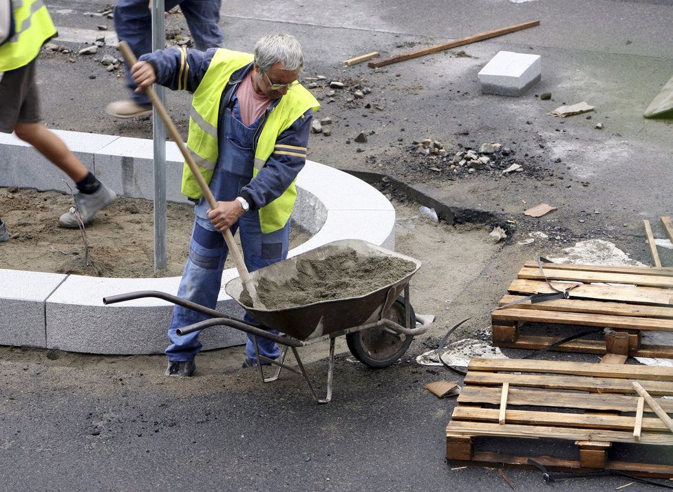 V souvislosti s prací občanů z jiných zemí EU v Rakousku chce rakouská vláda omezit přídavky na děti těm pracovníkům, kteří s sebou v této alpské republice své potomky nemají (ilustrační foto).