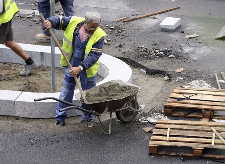 Minimální mzda roste, od nového roku stoupne na 14 600 korun.