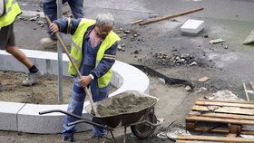 Firmám se nechce platit, tak dovezou Ukrajince, zuří odbory. Vláda dá „víza“ tisícům cizinců