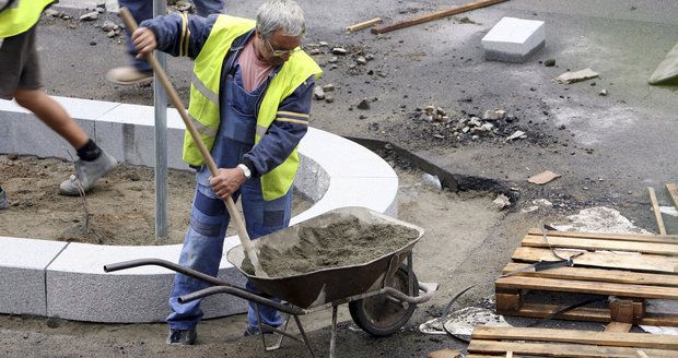 Firmám se nechce platit, tak dovezou Ukrajince, zuří odbory. Vláda dá „víza“ tisícům cizinců