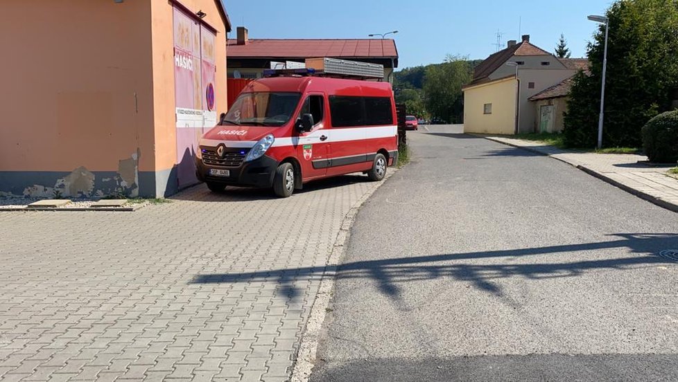 Dělníka v Psárech zavalila hlína. Vrtulník ho transportoval do nemocnice s vážným poraněním