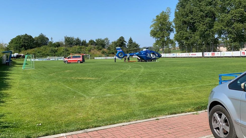 Dělníka v Psárech zavalila hlína. Vrtulník ho transportoval do nemocnice s vážným poraněním