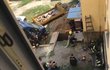 Záchranáři vyprošťují zavaleného dělníka v Třebechovicích nad Orebrem