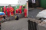 Dělníka zavalila v Hlučíně zeď, bojuje o život