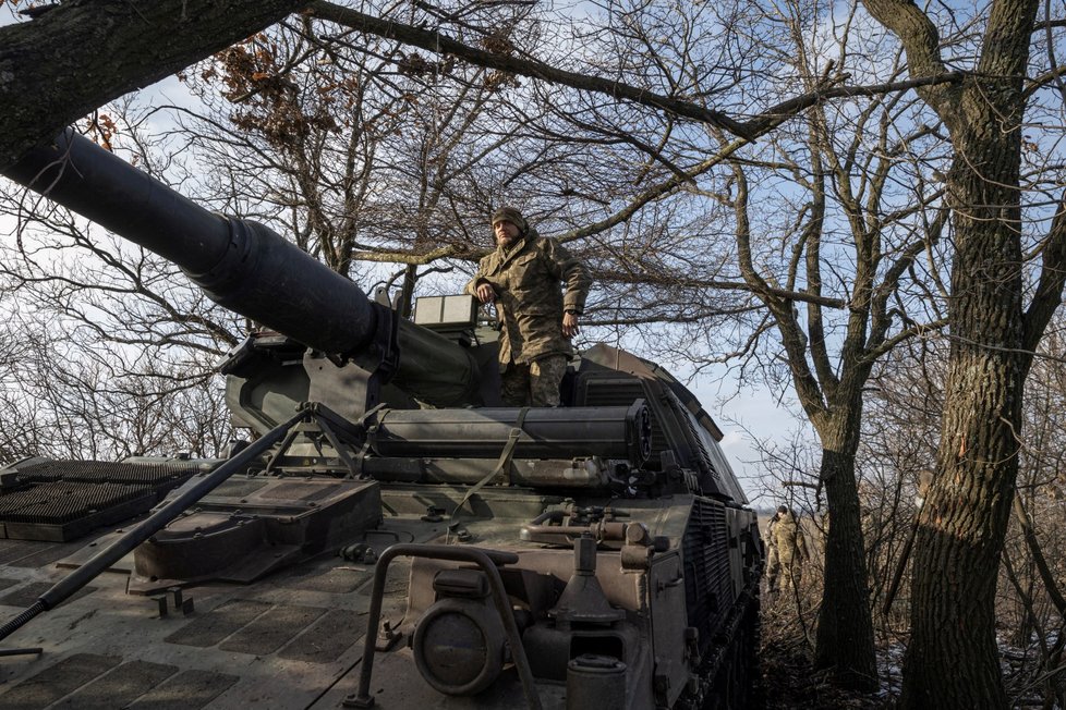 Německá houfnice Panzerhaubitze 2000 v ukrajinských službách u Bachmutu (5. 2. 2023).