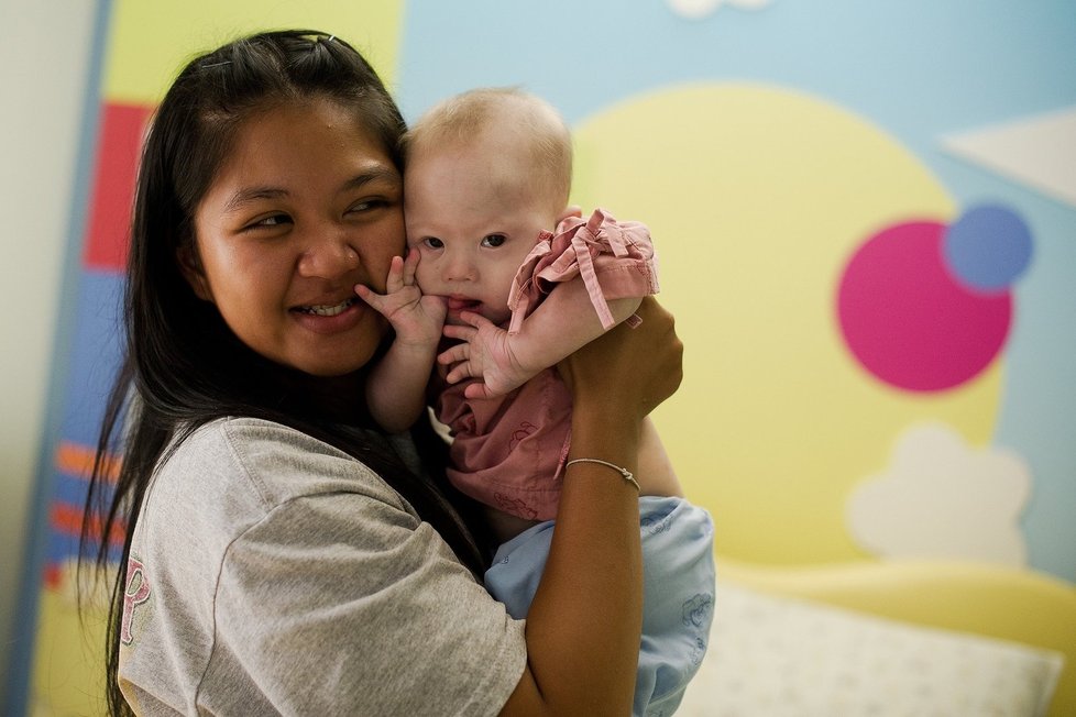 Chudá Thajka Pattaramon Chanbue (21) pronajala svou dělohu neplodným Australanům. Povila jim dvojčata, jakmile se ale ukázalo, že chlapeček trpí Downovým syndromem, odjeli ze země jen se zdravou holčičkou a Gammyho nechali na krku jeho matce!