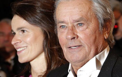 Krásná Aurélie Filippetti a slavný Alain Delon byli ozdobou sobotního večera v Cannes.Alain a Aurélie přišli ruku v ruce.»Merci«, poděkovaní herce publiku.Luciano Lutring