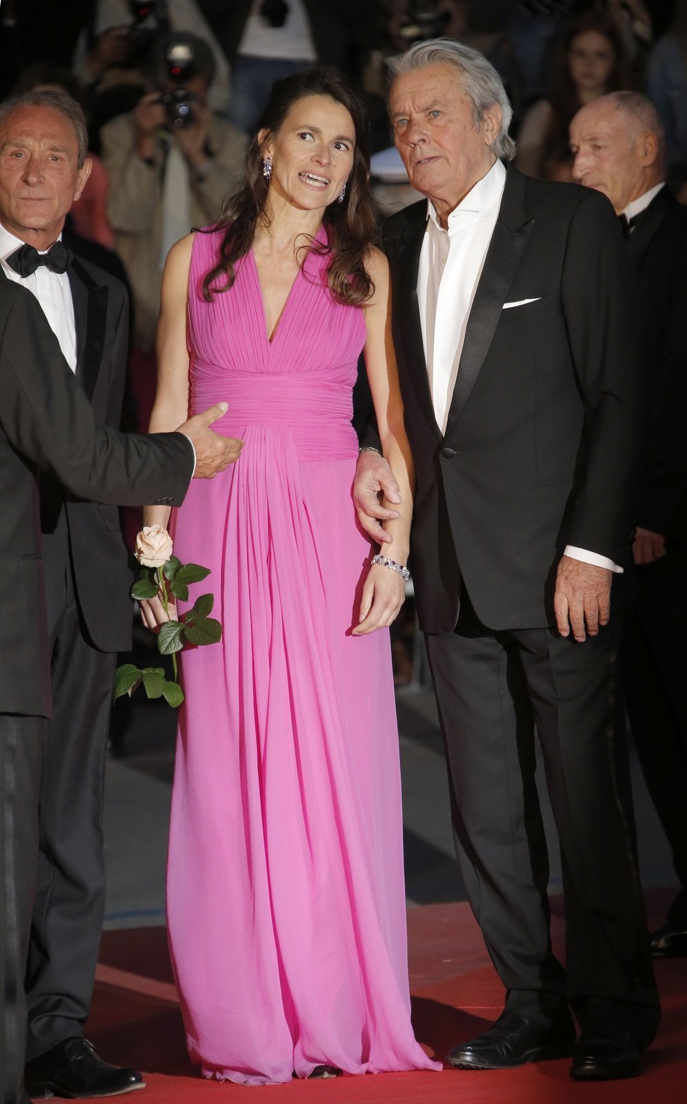 Krásná Aurélie Filippetti a slavný Alain Delon byli ozdobou sobotního večera v Cannes.Alain a Aurélie přišli ruku v ruce.»Merci«, poděkovaní herce publiku.Luciano Lutring