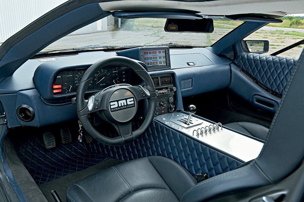 Na elektromobil velmi netradičně působí ponechání klasické manuální převodovky, v tomto případě pětistupňové. Trojice pedálů přiznává i nožní ovládání spojky. Zato centrální displej působí futuristicky, přední sedačky pocházejí z Porsche 911.