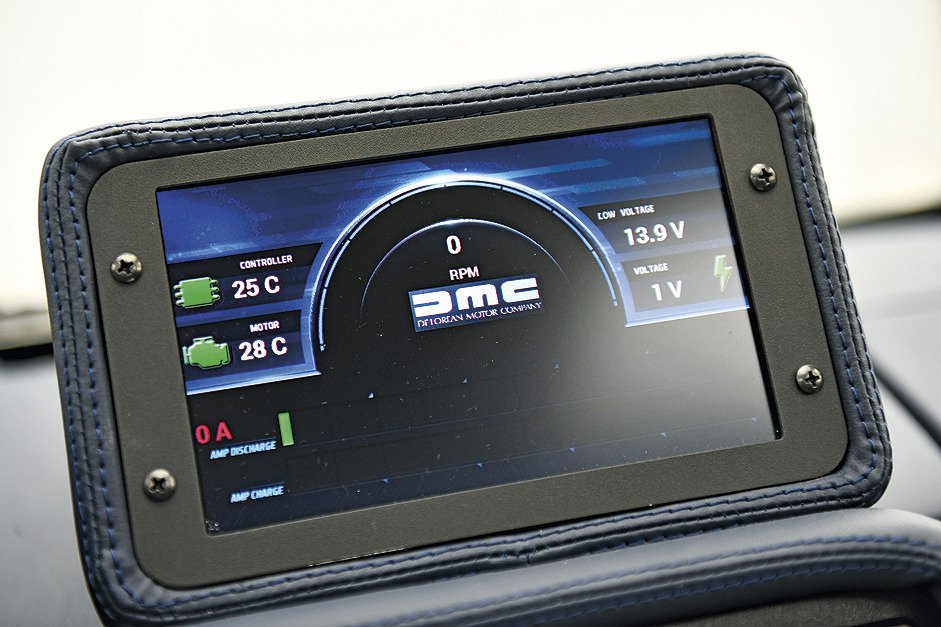 Na centrální obrazovce můžete sledovat veškeré důležité údaje o pohonu vozu: provozní otáčky, teplotu elektromotorů nebo napětí palubní sítě