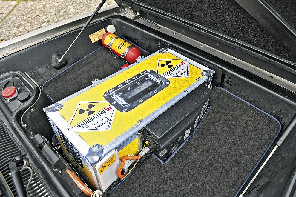 Zavazadelník se ani po instalaci elektrického pohonu nezměnil. Černá skříňka obsahuje nabíjecí techniku. Žlutý kufřík, známý z legendárního amerického filmu, slouží kupodivu pouze jako skříňka k uložení nářadí.