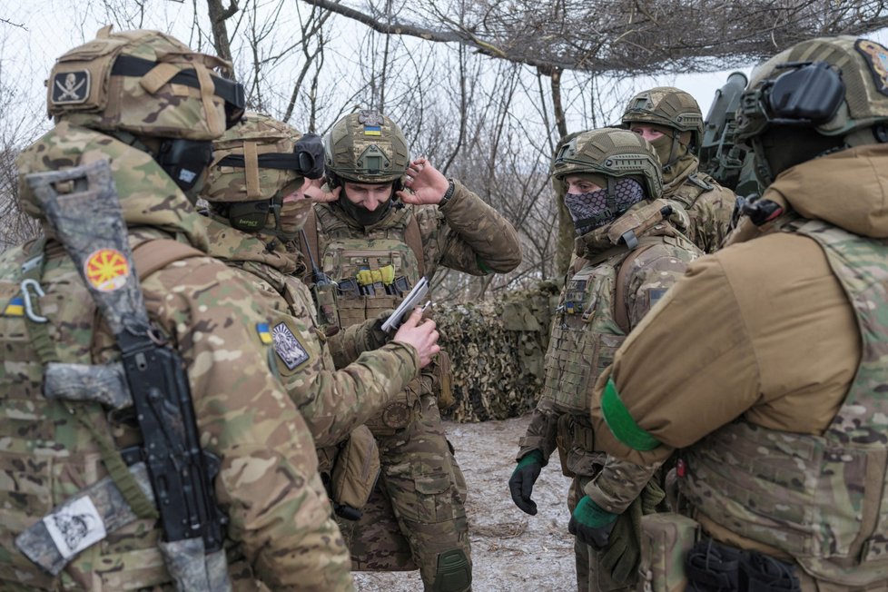 Dělostřelci azovské 3. separátní úderné brigády s houfnicí Msta-B u Bachmutu (6. 2. 2023).