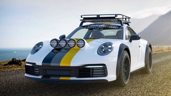 Úpravce pracuje na terénním Porsche 911. Auto vyrazí z Německa do Dakaru