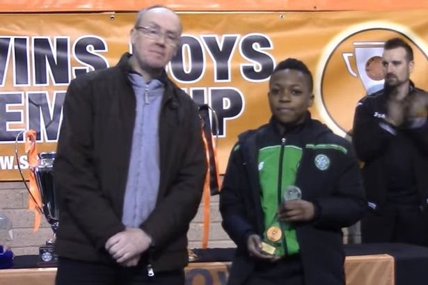 Třináctiletý fotbalista Celtiku Karamoko Dembele dostal šanci v zápase týmu do 20 let