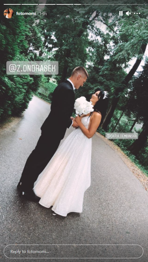 Fotbalový útočník se v Polsku oženil. »Ano« mu řekla půvabná černovláska Daria Dembinská