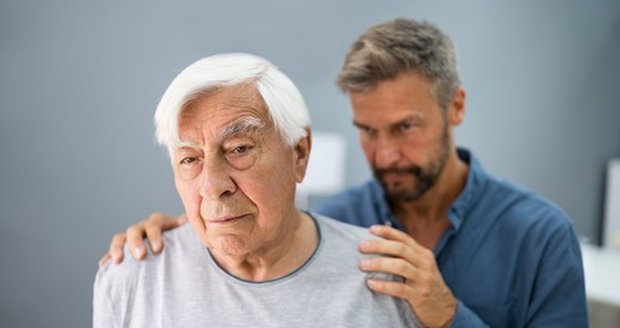Počáteční projevy demence se nepřihodí ze dne na den. Přicházejí plíživě a příbuzní je nezřídka zaznamenají až v momentě, kdy senior nezvládne běžný denní úkol. VZP sestavila přehled varovných signálů, při jejichž opakovaném výskytu byste měli zpozornět. Ilustrační foto.