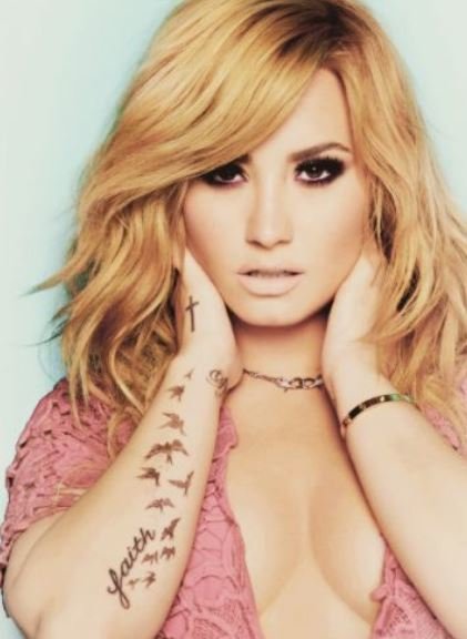 Ptáci a křížek – zpevačka Demi Lovato svá předloktí zdobí opravdu hojně