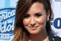 Zpěvačka Demi Lovato na gyndě: Při prohlídce rozdává podpisy