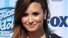 Zpěvačka Demi Lovato na gyndě: Při prohlídce rozdává podpisy