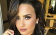 Demi Lovato mění účes jako na běžícím pásu, minulý rok se předvedla s tímto delším mikádem, které jí neskutečně slušelo.