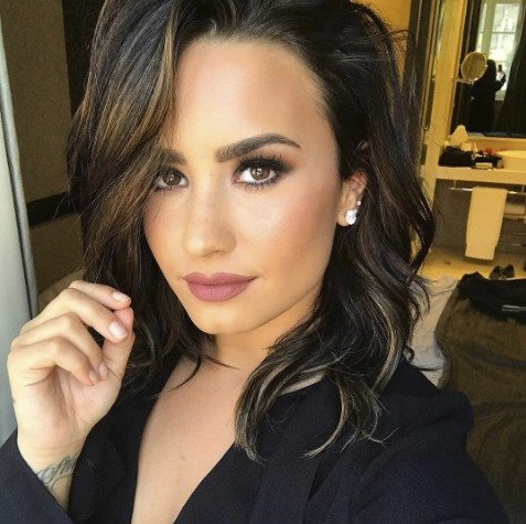 Demi Lovato mění účes jako na běžícím pásu, minulý rok se předvedla s tímto delším mikádem, které jí neskutečně slušelo.