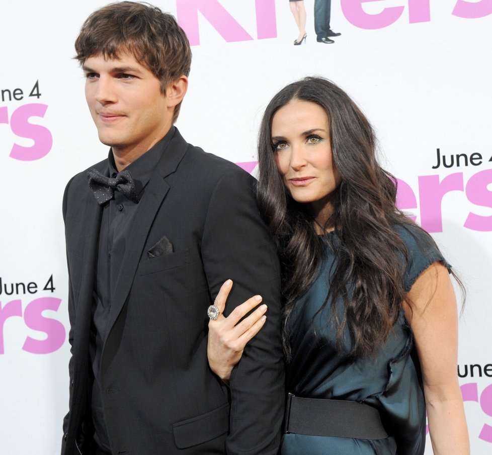 Demi Moore a její třetí manžel Ashton Kutcher. Rozvedli se kvůli jeho nevěrám.